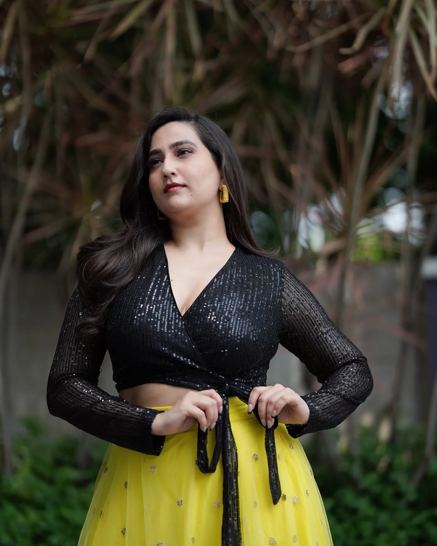 INDIAN TV ANCHOR MANJUSHA STILLS IN BLACK CHOLI YELLOW LEHENGA 5